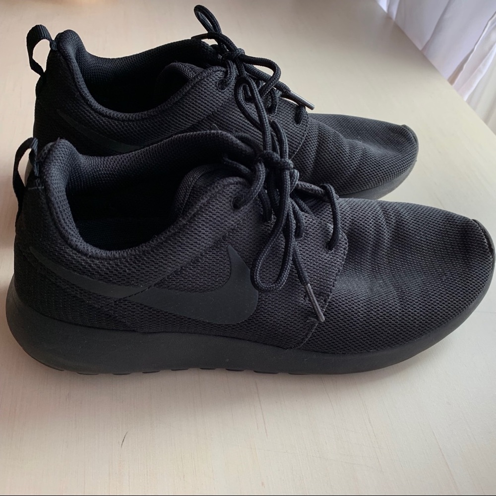 Black Nike Roshe